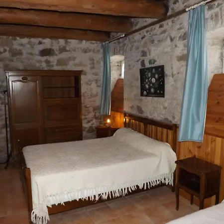 Gite Charmant A Riom-es-montagnes, 4 Pers, Avec Jardin, Terrasse, Cheminee, Proche Randos Et Lacs - Fr-1-742-203 Nyaraló *