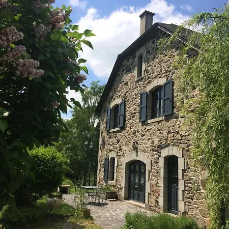 Gite Charmant A Riom-es-montagnes, 4 Pers, Avec Jardin, Terrasse, Cheminee, Proche Randos Et Lacs - Fr-1-742-203 Semesterbostad