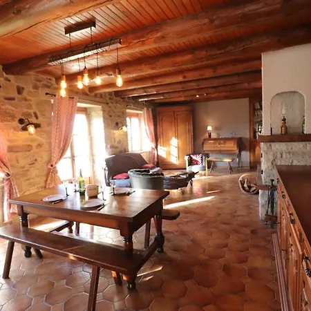 Semesterbostad Gite Charmant A Riom-es-montagnes, 4 Pers, Avec Jardin, Terrasse, Cheminee, Proche Randos Et Lacs - Fr-1-742-203
