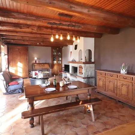 Gite Charmant A Riom-es-montagnes, 4 Pers, Avec Jardin, Terrasse, Cheminee, Proche Randos Et Lacs - Fr-1-742-203 Semesterbostad *